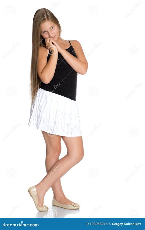 Une Adolescente Dans Une Jupe Blanche Courte Et Un T Shirt Noir Photo