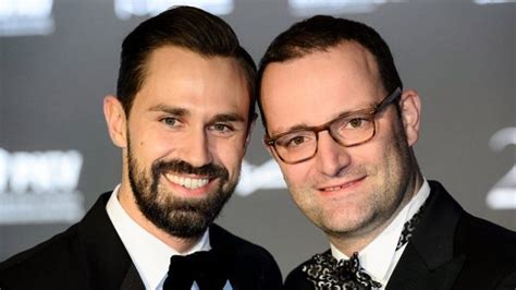 Von 2015 bis 2018 war er parlamentarischer staatssekretär im bundesfinanzministerium und seit dem 14. Rentner können aufatmen: „Frau" Jens Spahn will Kinder ...