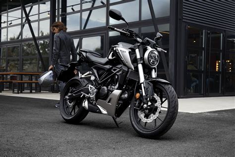 Its low friction esp ('enhanced smart power') engine significantly improves fuel economy while maintaining performance and now features an acg starter. Gebrauchte und neue Honda CB125R Motorräder kaufen