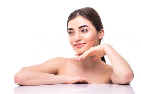 Rosto De Mulher Jovem E Saud Vel Atraente Com Maquiagem Nude Conceito