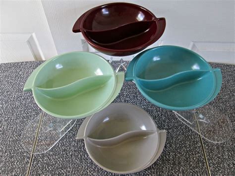 Four Bowls Are Stacked On Top Of Each Other