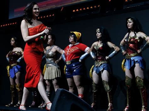 Gal Gadot Wows At Brazil Comic Con With Wonder Woman Look Alikes Gal