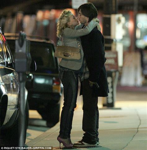 Scarlett Johansson And Jared Leto Actress Cosies Up To