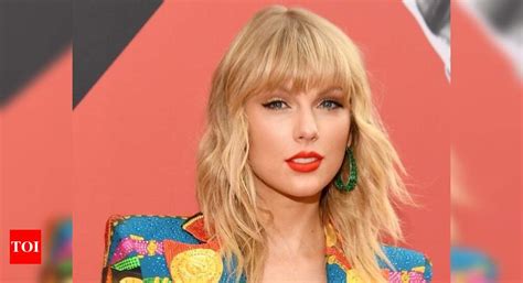 Taylor Swift To Receive Artist Of The Decade Award At Amas English