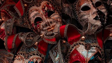 La historia oculta detrás de las máscaras venecianas