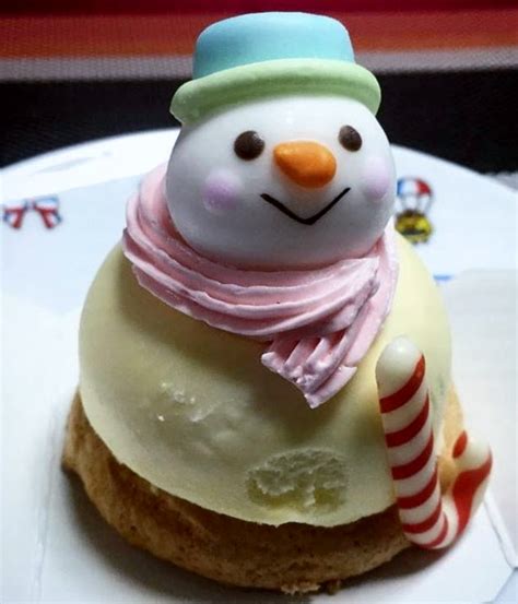 Choose from rich dark chocolate, strawberry or a simple vanilla. Cute Snowman Christmas Theme Dessert with Ice Cream & Cookie.JPG Cake