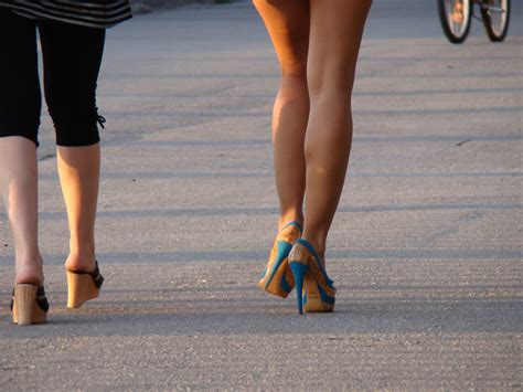 무료 이미지 구두 여자 다리 봄 유행 푸른 시즌 인간의 몸 맨발 드레스 대퇴골 신발류 뒷굽 세부