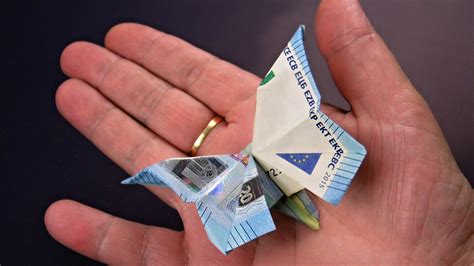 In den letzten 11 jahren hat mein patenkind immer papiergeld zahlen müssen. Geld falten Schmetterling aus Geldscheine basteln Deko ...