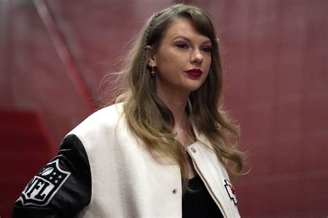 Taylor Swift Supports Boyfriend Travis Kelce At Frigid Chiefs Dolphins