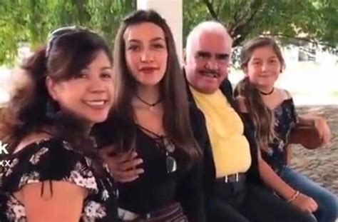 Vicente Fernández Toca Inapropiadamente Senos A Fan Publimetro México