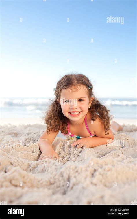 Kleines Mädchen Am Strand Liegend Stockfotografie Alamy