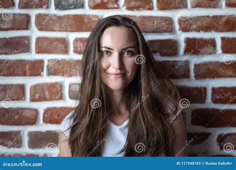 portrait d une jeune femme sur un fond rouge de mur de briques image stock image du copie