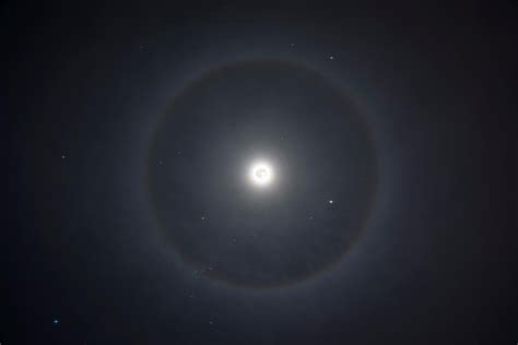 Crosspost The Halo Around The Moon Last Night Was Pretty Gnarly