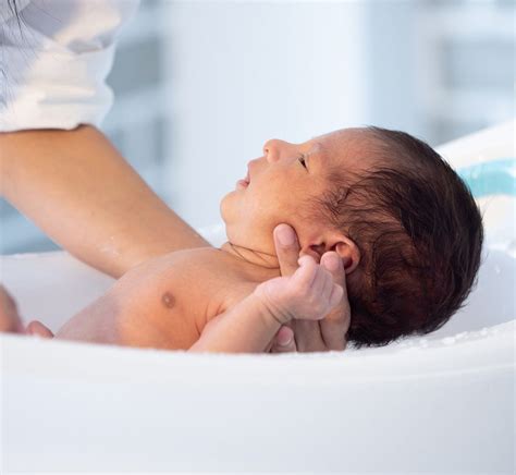 Babys First Bath How To Bathe Your Newborn For The First Time