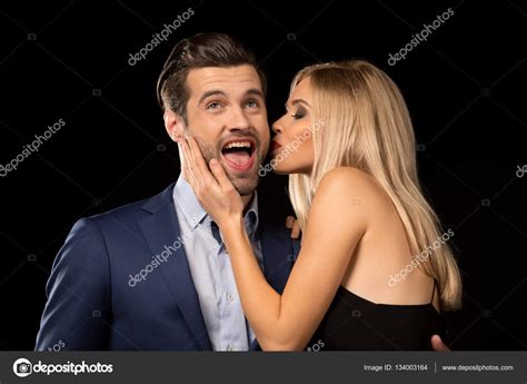 Imágenes Un Hombre Y Una Mujer Besandose Mujer Besando A Un Hombre — Foto De Stock