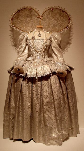Helen Mirrens Elizabeth I Costume Elizabethan Fashion Historical