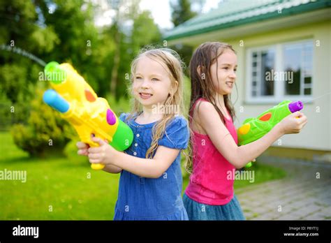 Adorable Kleine Mädchen Spielen Mit Wasser Gewehren Auf Heißen Sommertag Süße Kinder Spaß Mit