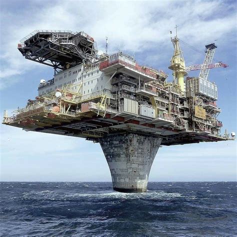 Plataforma offshore uma maravilha da engenharia Draugen é um campo de petróleo no mar da