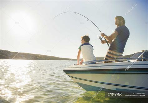 Padre E Hijo Pescando En Barco — Chico Actividades De Fin De Semana