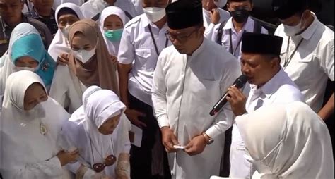 Berangkat Haji Hari Ini Ridwan Kamil Minta Didoakan Selamat Oleh Warga