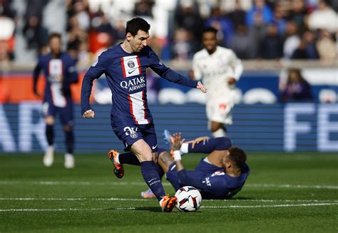 Sublime Messi Free Kick Earns Psg 4 3 Win Over Lille Reuters
