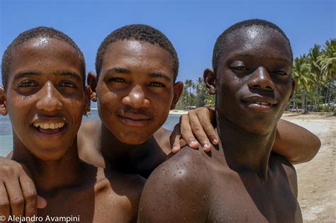 Jovenes Dominicanos En La Playa De Las Terrenas Península De Samaná República Dominicana