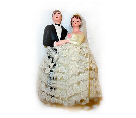 When picking your wedding cake taste is important but the design, colour, size and pattern of the wedding cake also adds a great aesthetic to your wedding. I DO. Vintage 50s 60s Bride Groom Wedding Cake Topper ...