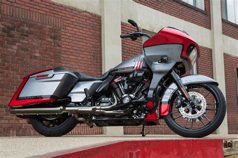 The cvo models are also used to introduce new finish treatments as an alternative to custom touring style on a 2019 cvo road glide motorcycle. 2019 Harley-Davidson CVO Road Glide Review (17 Fast Facts)