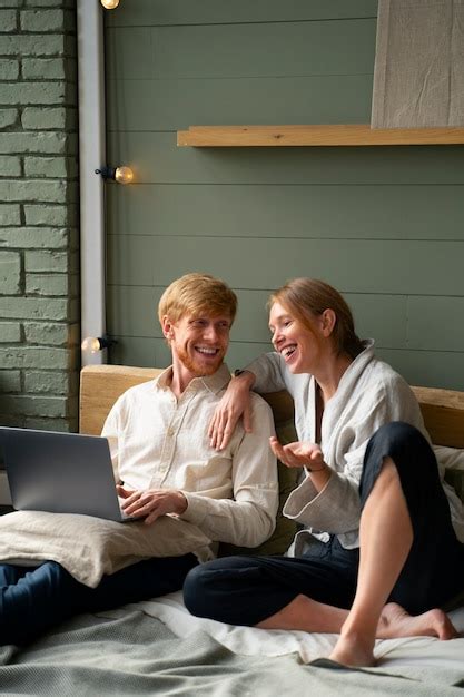 des gens se détendent à l intérieur photo gratuite