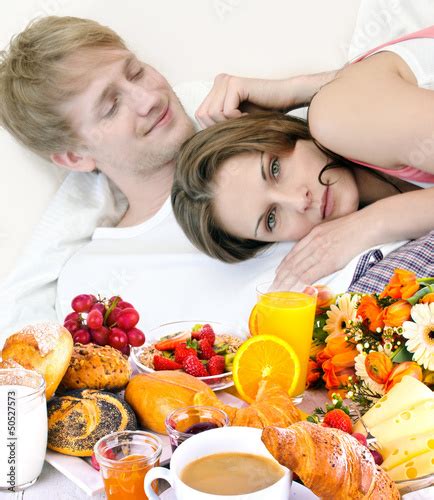 Junges Verliebtes Paar Frühstück Im Bett Stockfotos Und Lizenzfreie