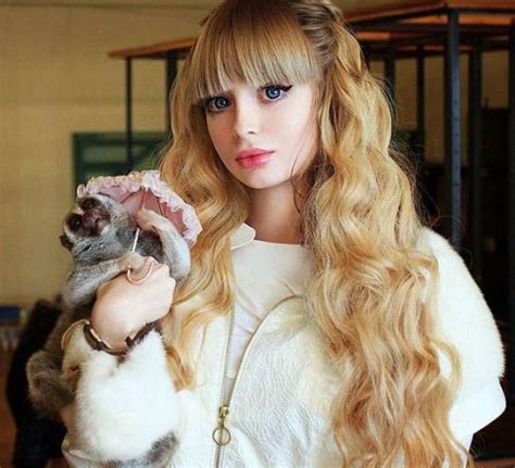 الجديد صور فتاة روسية تحقق شهرة واسعة بفضل ملامحها التي تشبه الدمية باربي