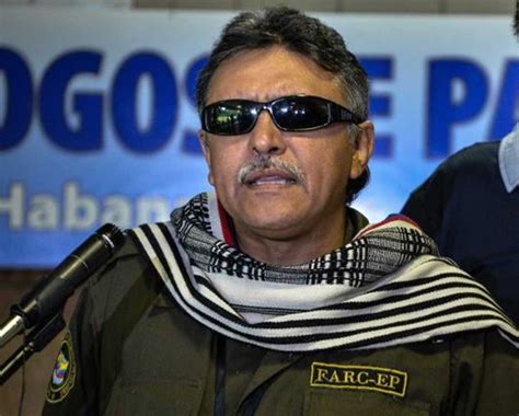 Jesús santrich y el paisason dos de la veintena de exguerrilleros de las farc que aparecen en un video del 29 de agosto en el queiván márquez, an. Santrich estaría con Iván Márquez en Venezuela - 360 Radio