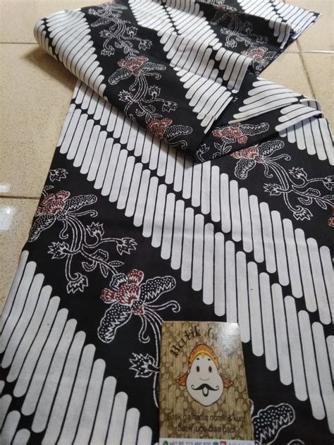 Paduan motif kain batik yang khas dengan kain berwarna polos senada memang mampu memberikan kesan anggun dan. Jual Kain Batik Parang Kembang Bunga Jarik Kebaya Manten ...