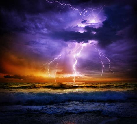 风暴中的灯塔图片 灯塔上空的风暴波素材 高清图片 摄影照片 寻图免费打包下载