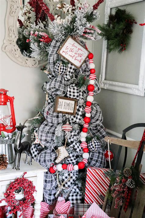 The best buffalo plaid christmas décor. buffalo-plaid-christmas-tree-10 - Re-Fabbed