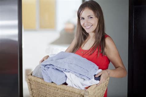 Mujer Linda Del Ama De Casa Que Hace El Lavadero Imagen De Archivo