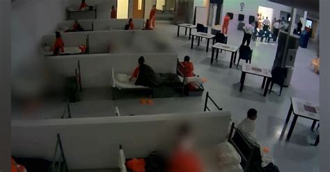 Watch Inmates Save Fla Jail Officer Being Strangled By Pillowcase