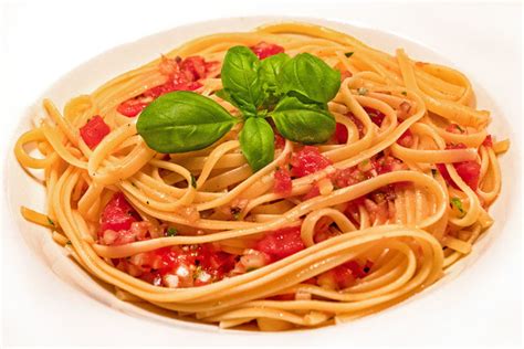Spaghetti Ai Sette Odori Pasta Mit Rohen Tomaten Und Kräutern