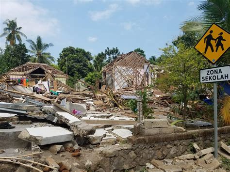 emergency alert powerful earthquake tsunami strike indonesia