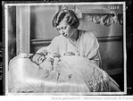 Lady Lascelles et son fils [George] : [photographie de presse ...