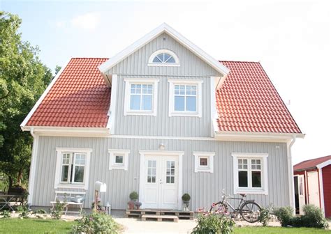 Paint it pink and it will forever be the 'pink house', but there are better alternatives. Lille Sverige Hus | House paint exterior, Red roof house ...