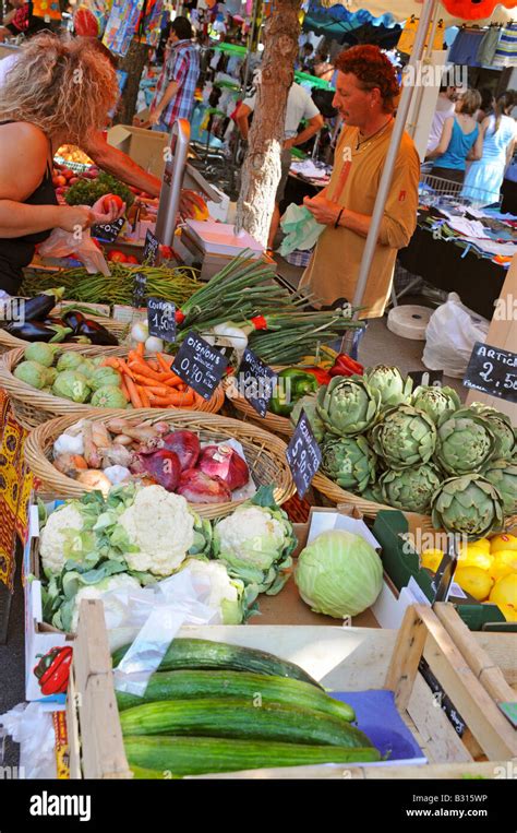 People Vegetable Market Stall Hi Res Stock Photography And Images Alamy
