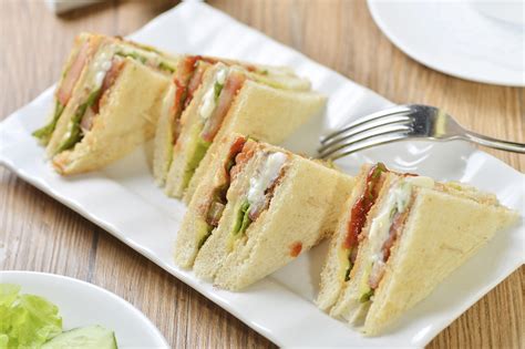 Buat sandwich dengan potongan daging ayam panas, tomat, dan selada. Free Images : dish, cuisine, ingredient, cucumber sandwich ...