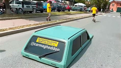 Video Viral Hicieron De Un Viejo Fiat El Auto Más Bajo Del Mundo Mdz