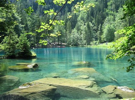 Leggenda Romantica Del Blausee Il Lago Blu In Svizzera Mediterranews