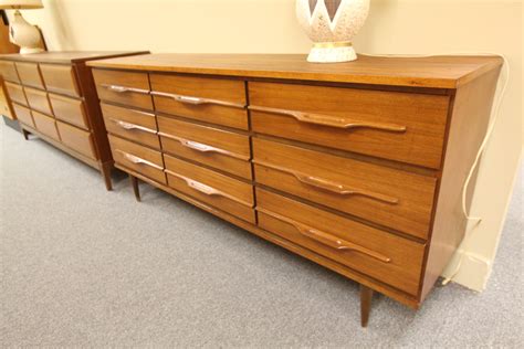 Mid Century Modern 9 Drawer Walnut Dresser 6625l X 17d X 2975h