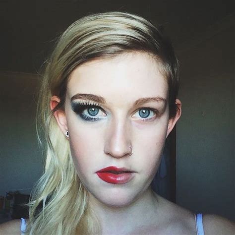 Women Post Selfies With Half Made Up Faces To Fight Makeup Shaming Barnorama