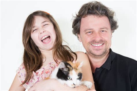 Retrato De Un Hermoso Padre Familiar Sonriente Hija Y Gato Con Un