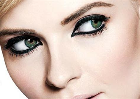 To apply eyeliner, you draw a line. How To Apply Eyeliner | Lifestylica