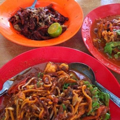 Yeah there's a good generous helping of that in there for rm4.00 or you can get the upsized version 'tambah sotong' for rm7.00. Mee Goreng Bangkok Lane - 135 tips